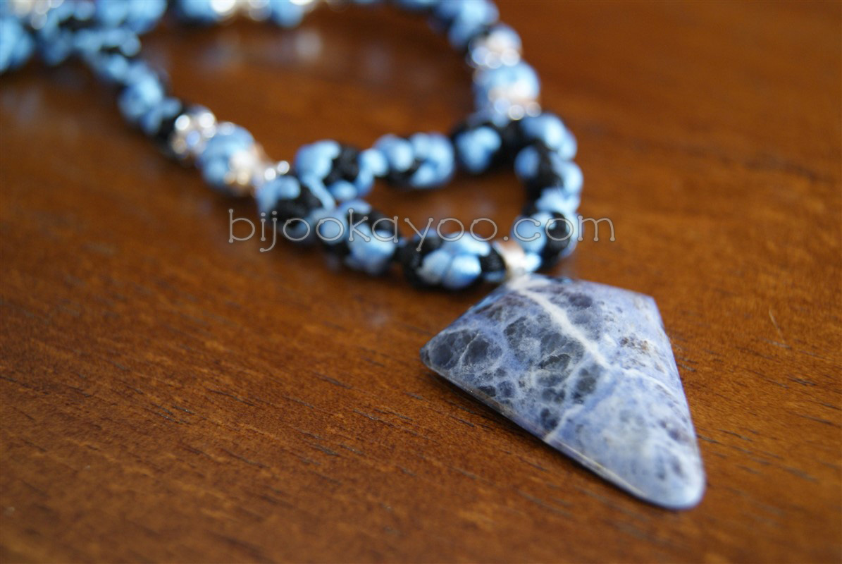 Sodalite – Black/Blue Pineapple/Button – BijooKayoo
